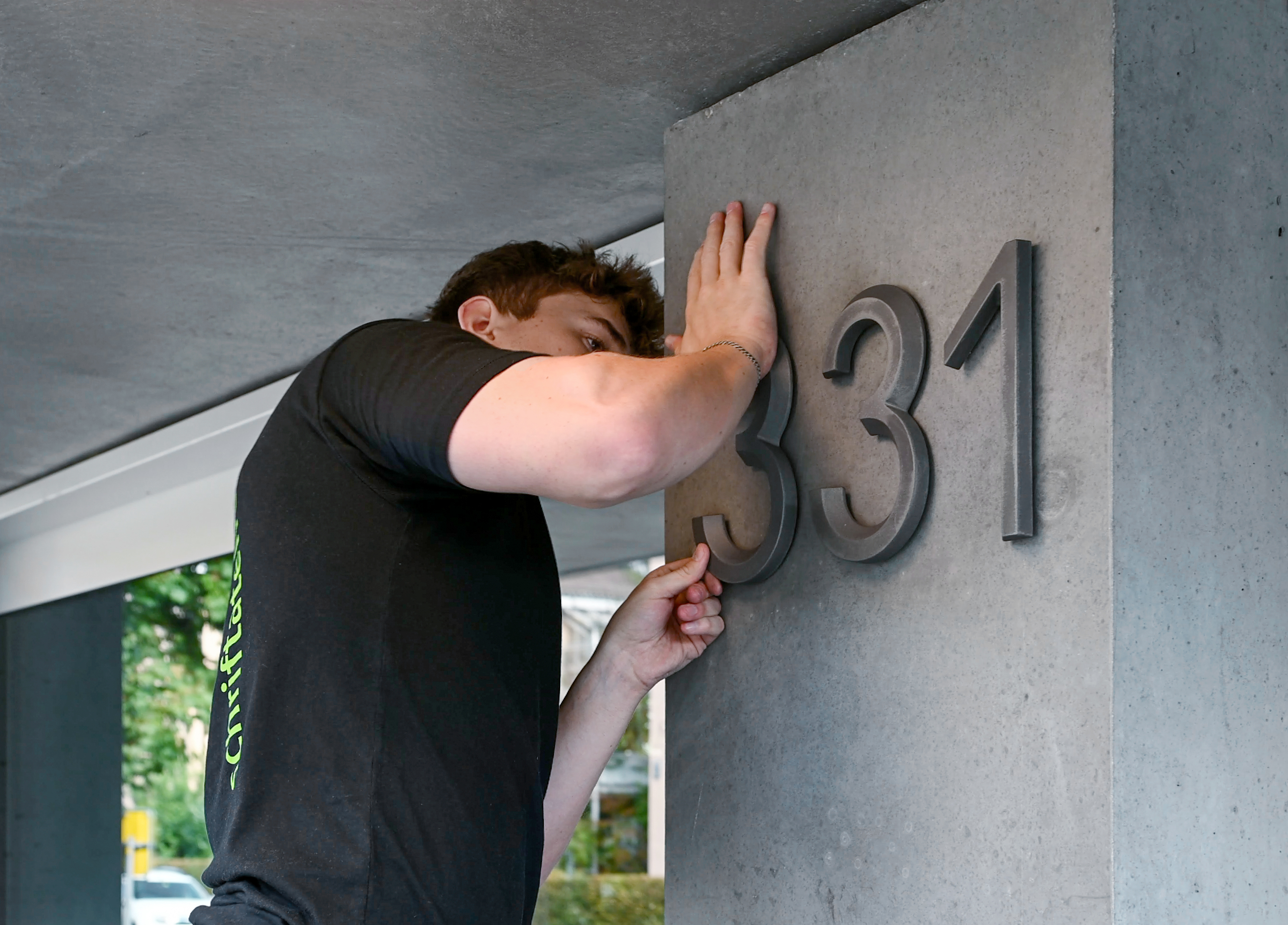 Signaletik Montage Siedlung Bachwiesen