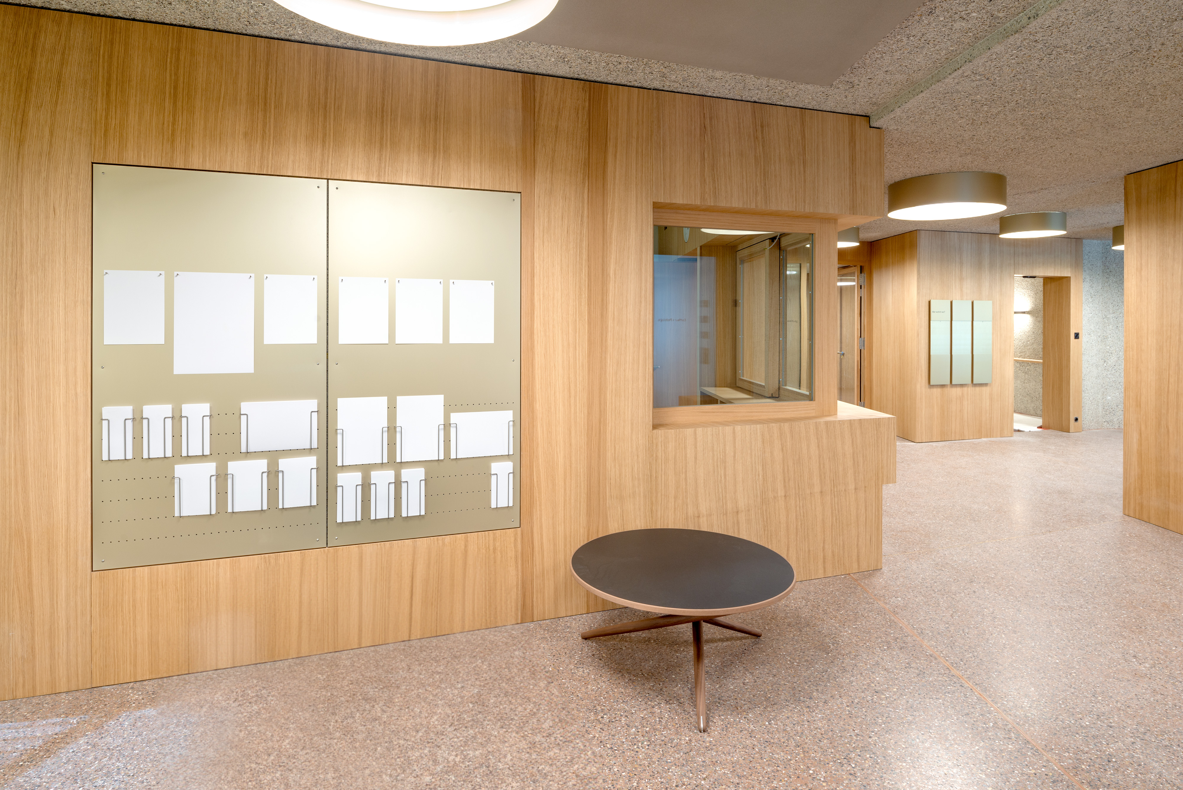 Signaletik Alterszentrum Trotte magnetische Flyerwand Aluminium Bausilber