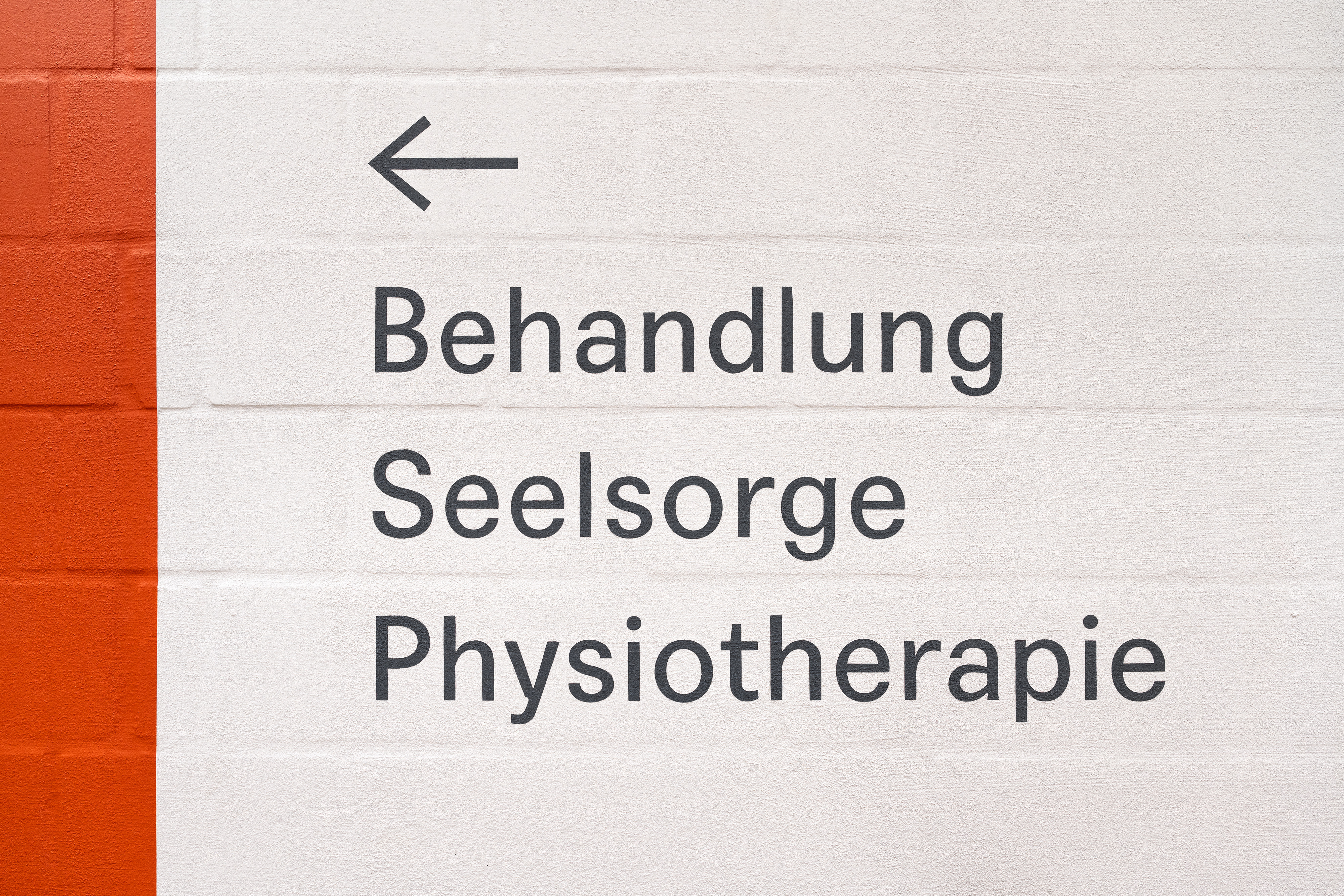 Signaletik Neubau Glaubten-Areal Zürich Schabloniert auf Putz 