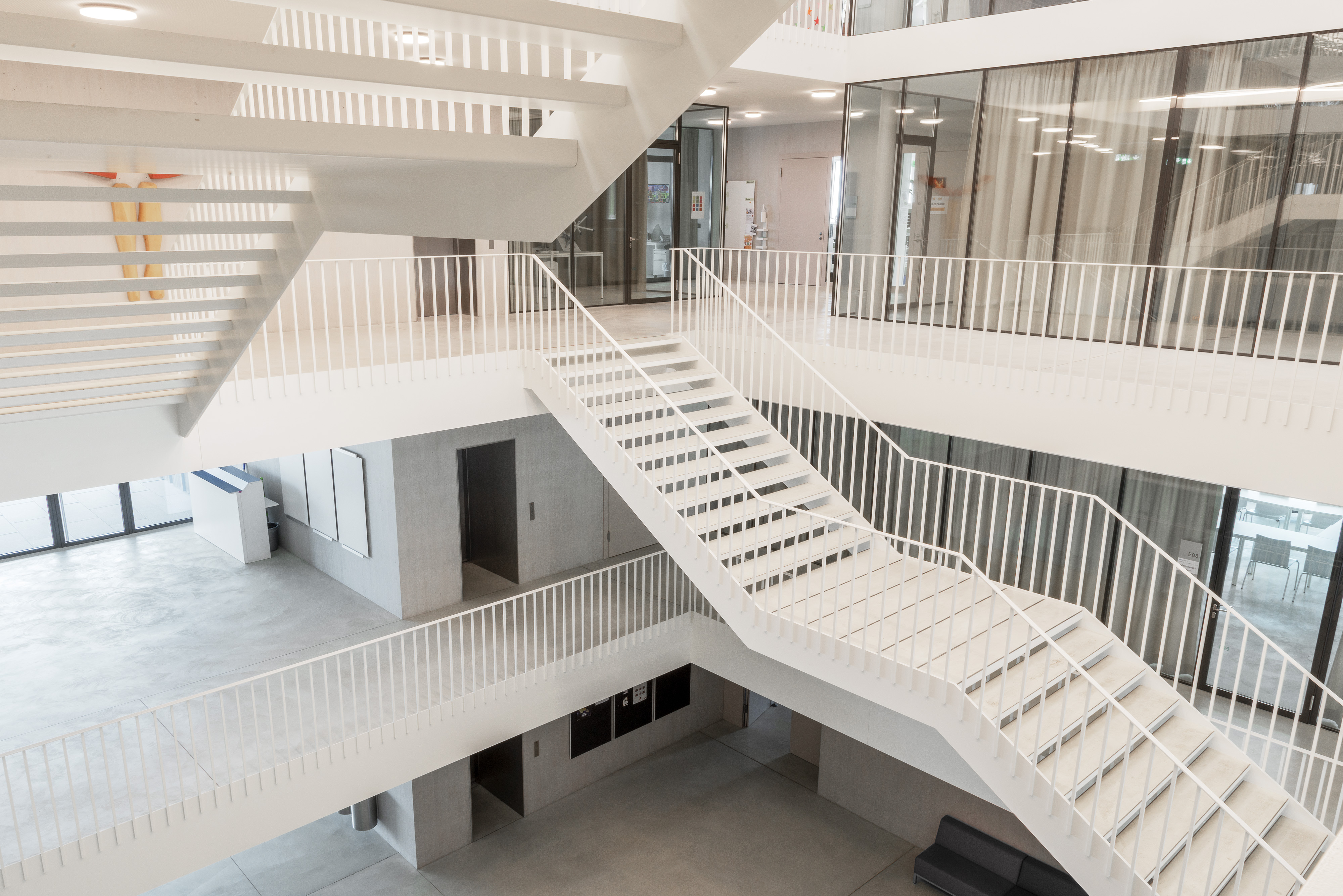 Signaletik OSW Oberstufenschule Waedenswil Rotweg Treppen