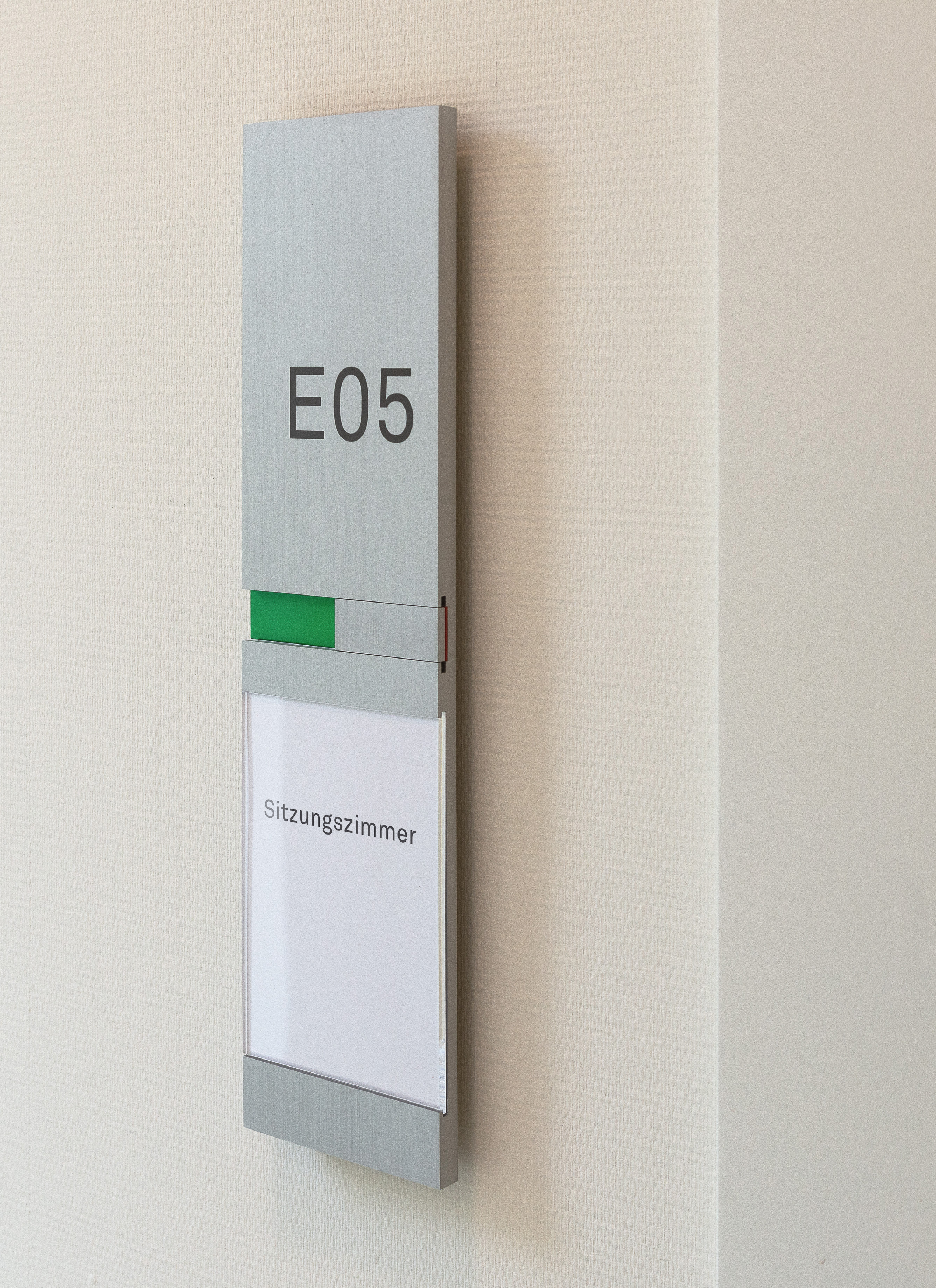 Signaletik-OSW-Oberstufenschule-Waedenswil-Sitzungszimmer