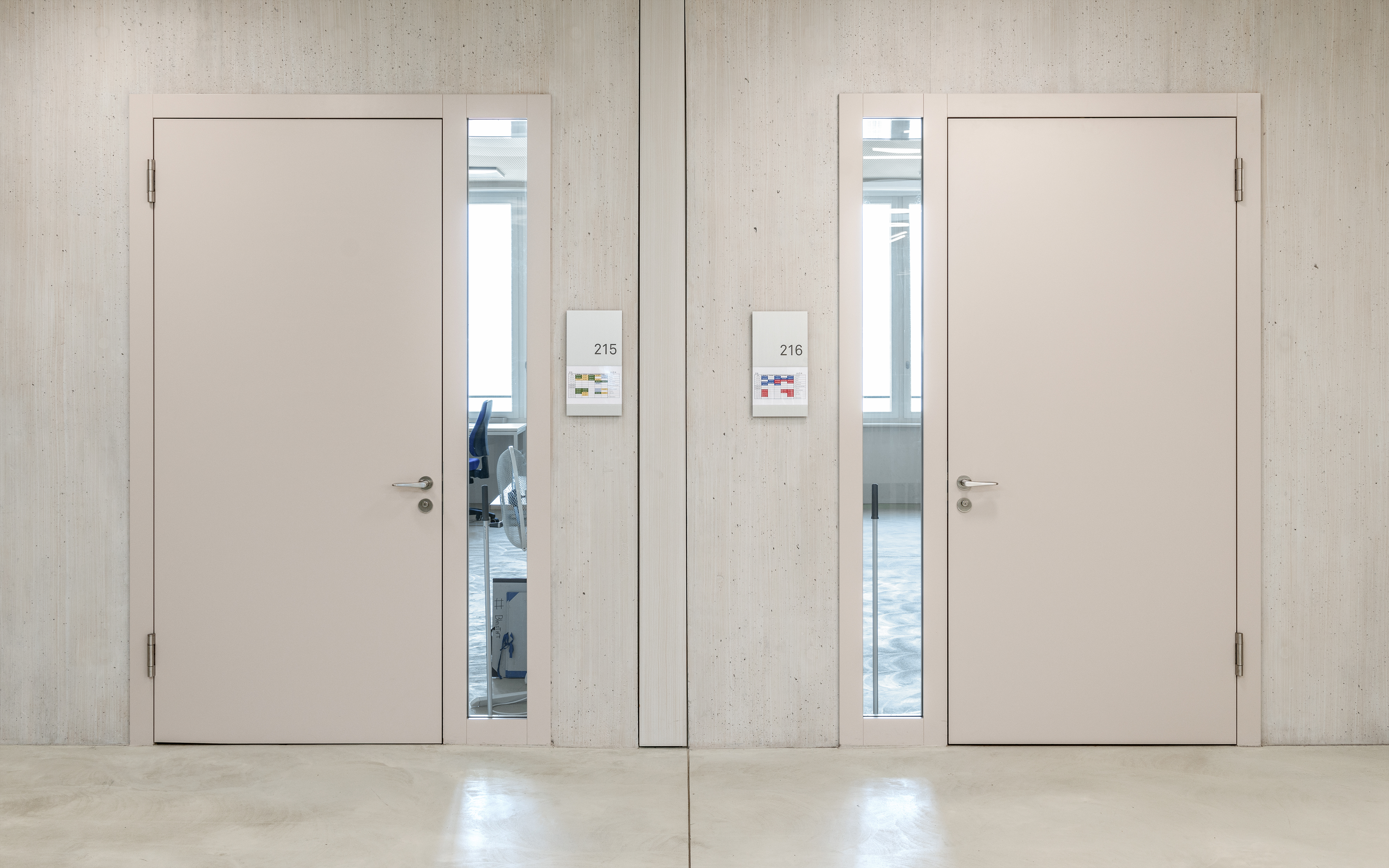 Signaletik-OSW-Oberstufenschule-Waedenswil-Stundenplan-Schilder-fuer-Schulzimmer