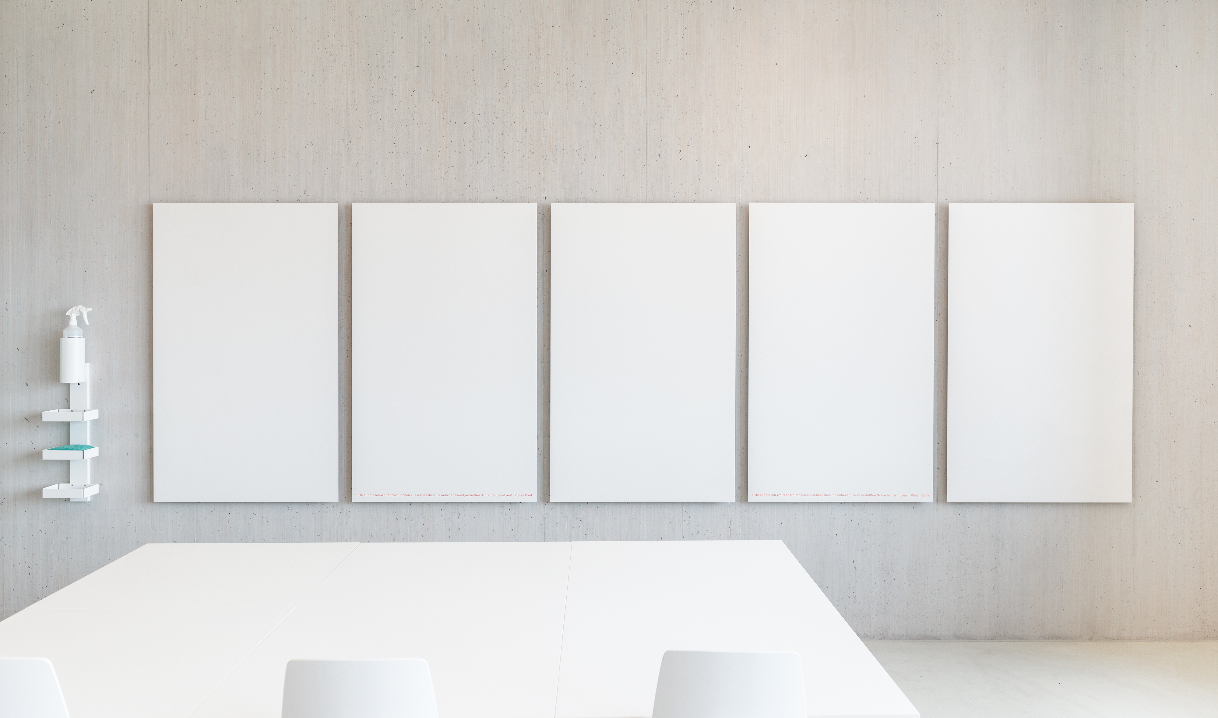 Signaletik OSW Oberstufenschule Wädenswil Whiteboard mit Zubehörhalter