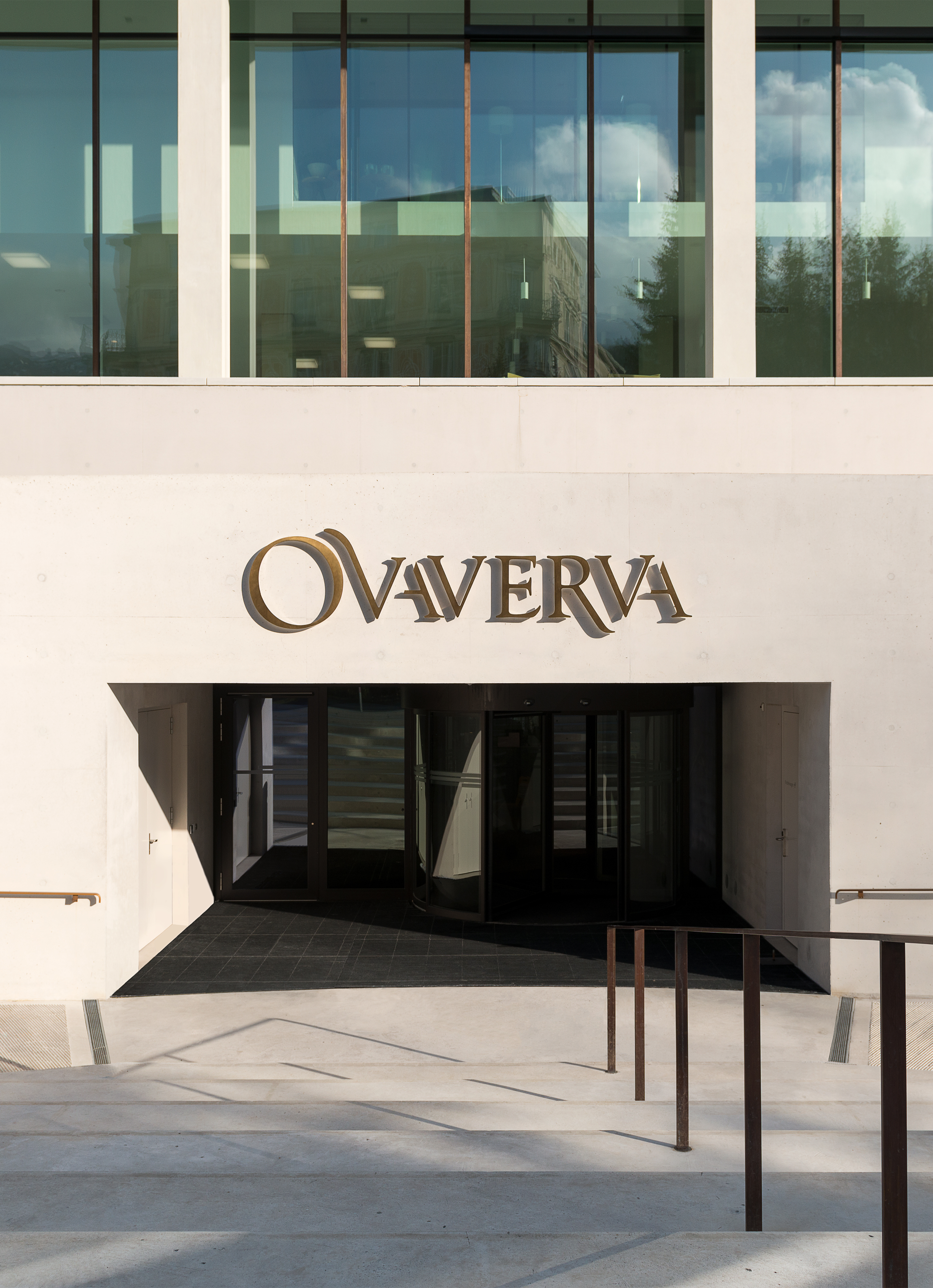 Ovaverva St. Moritz Schriftzug Eingang Tag