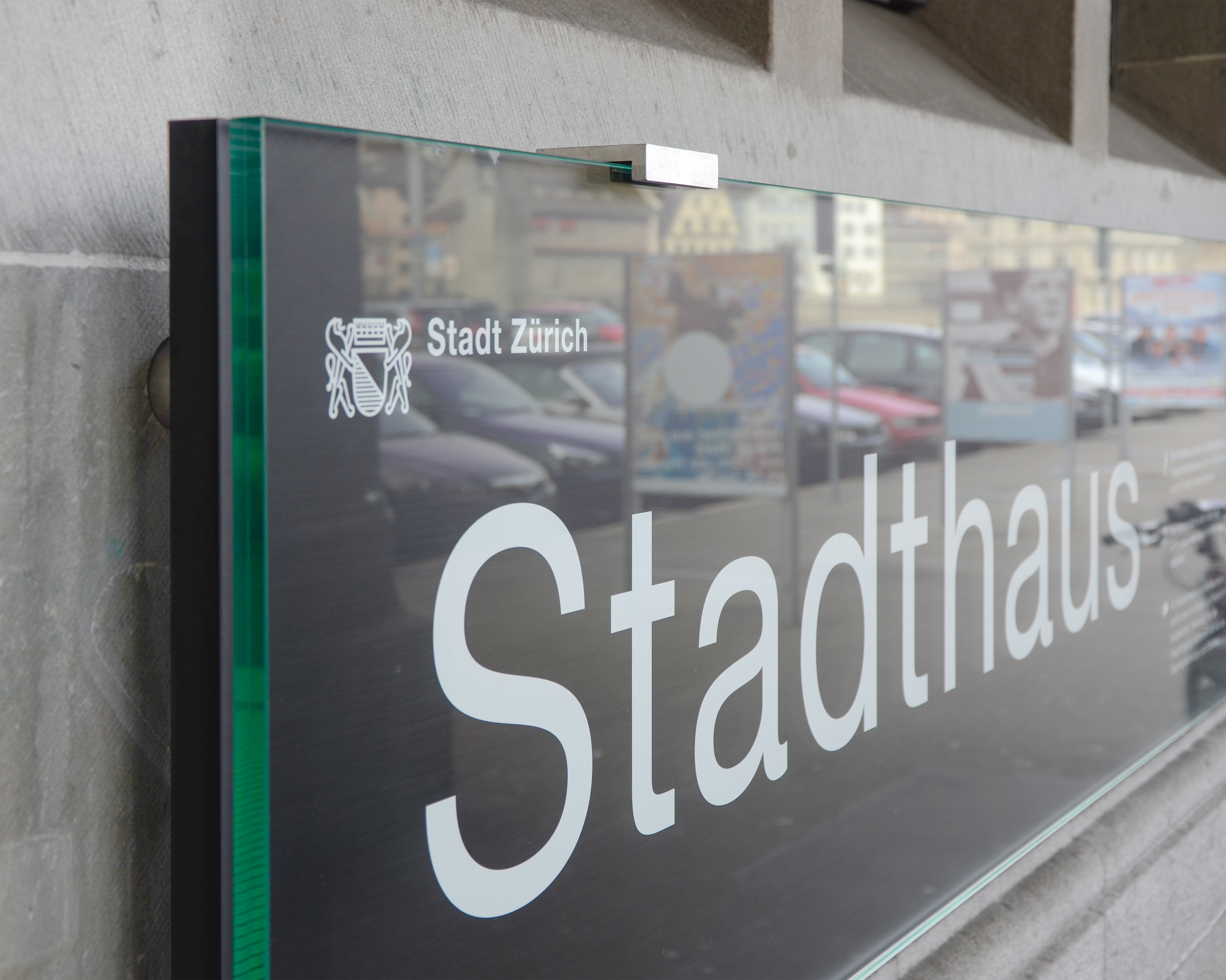 Signaletik Stadthaus Zürich Aussenkennzeichnung