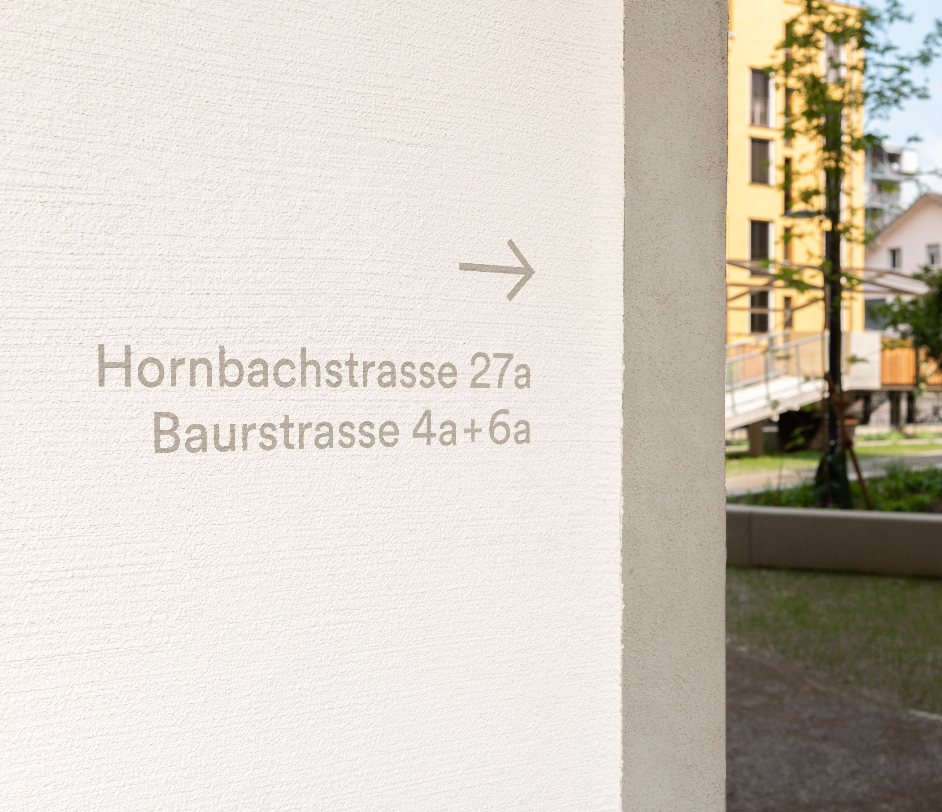 Wohnsiedlung Hornbach Wegweiser auf Putz