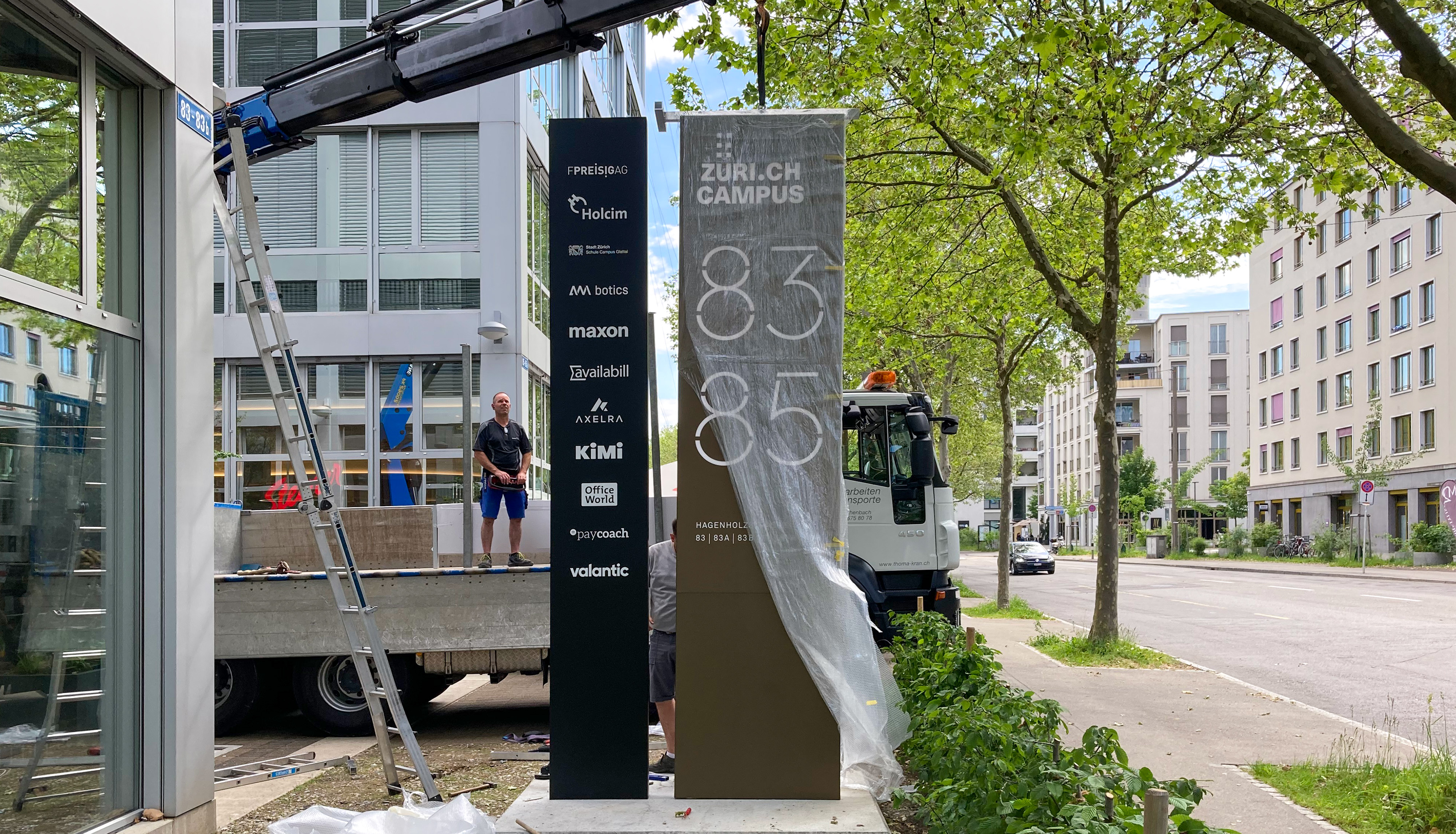 Signaletik Zurich Campus Pylone mit Mieterlogos