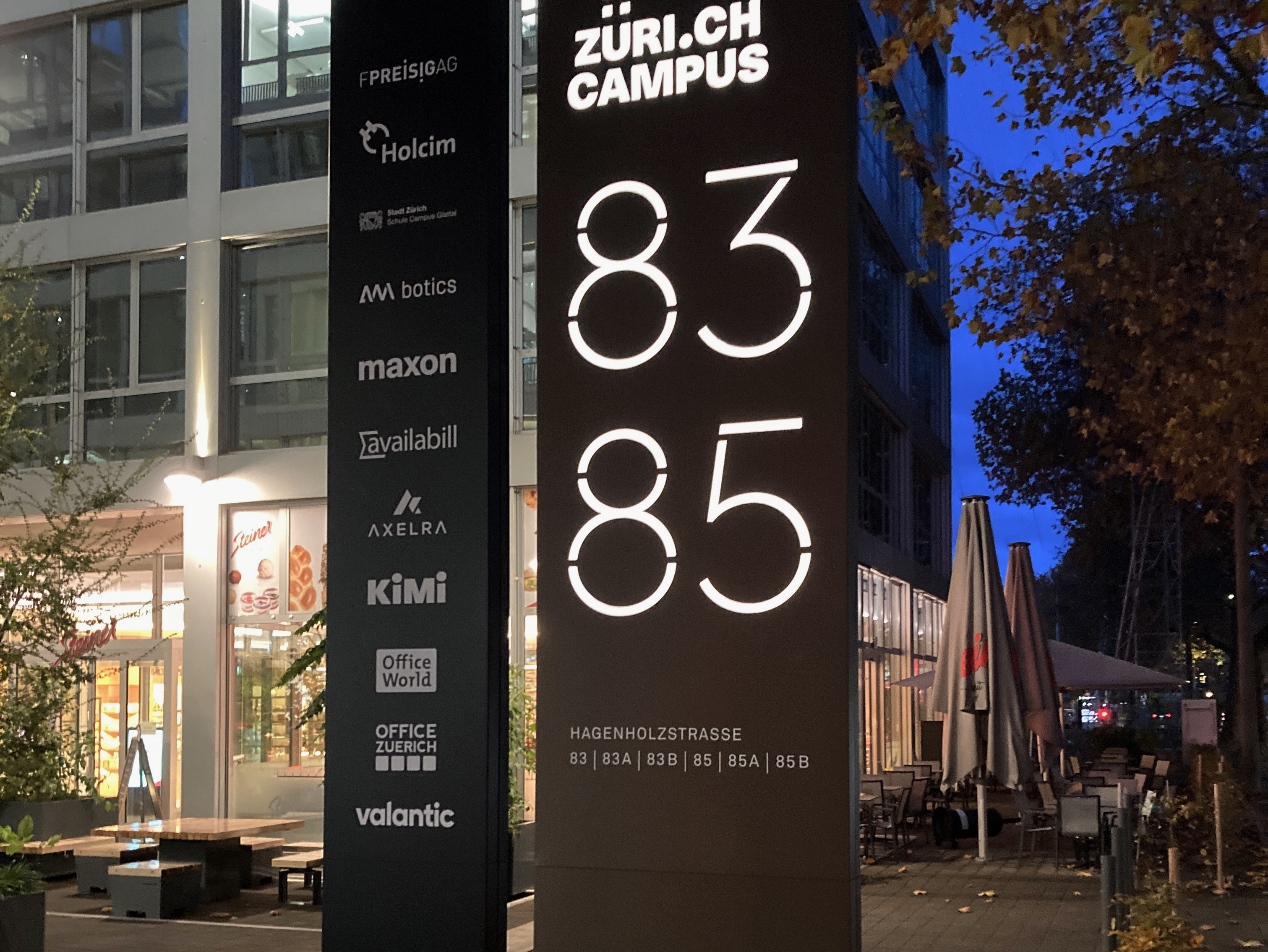 Signaletik Zurich Campus Pylone Mieter und Hausnummern