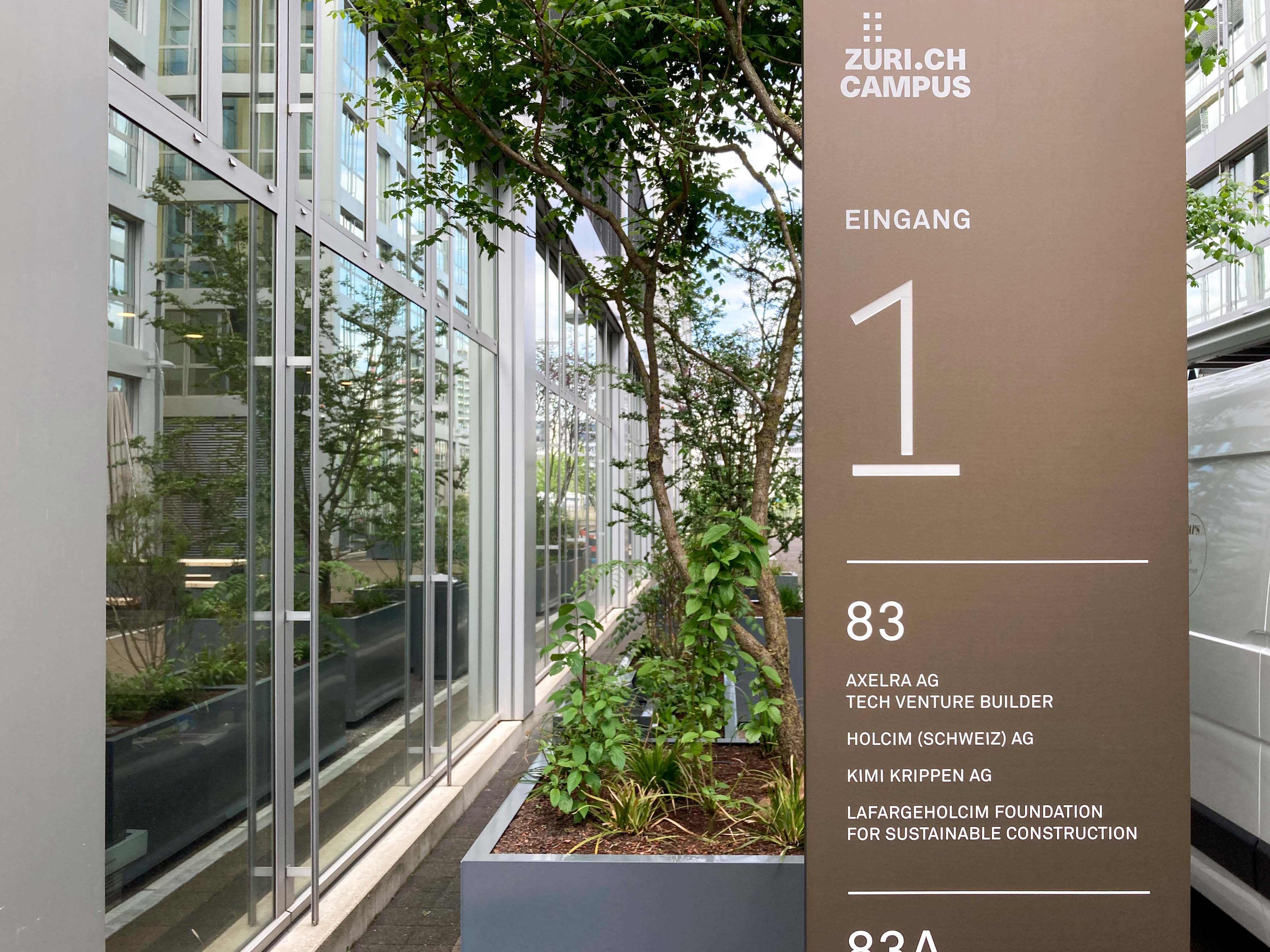 Signaletik Zurich Campus Stele Piazza Detail