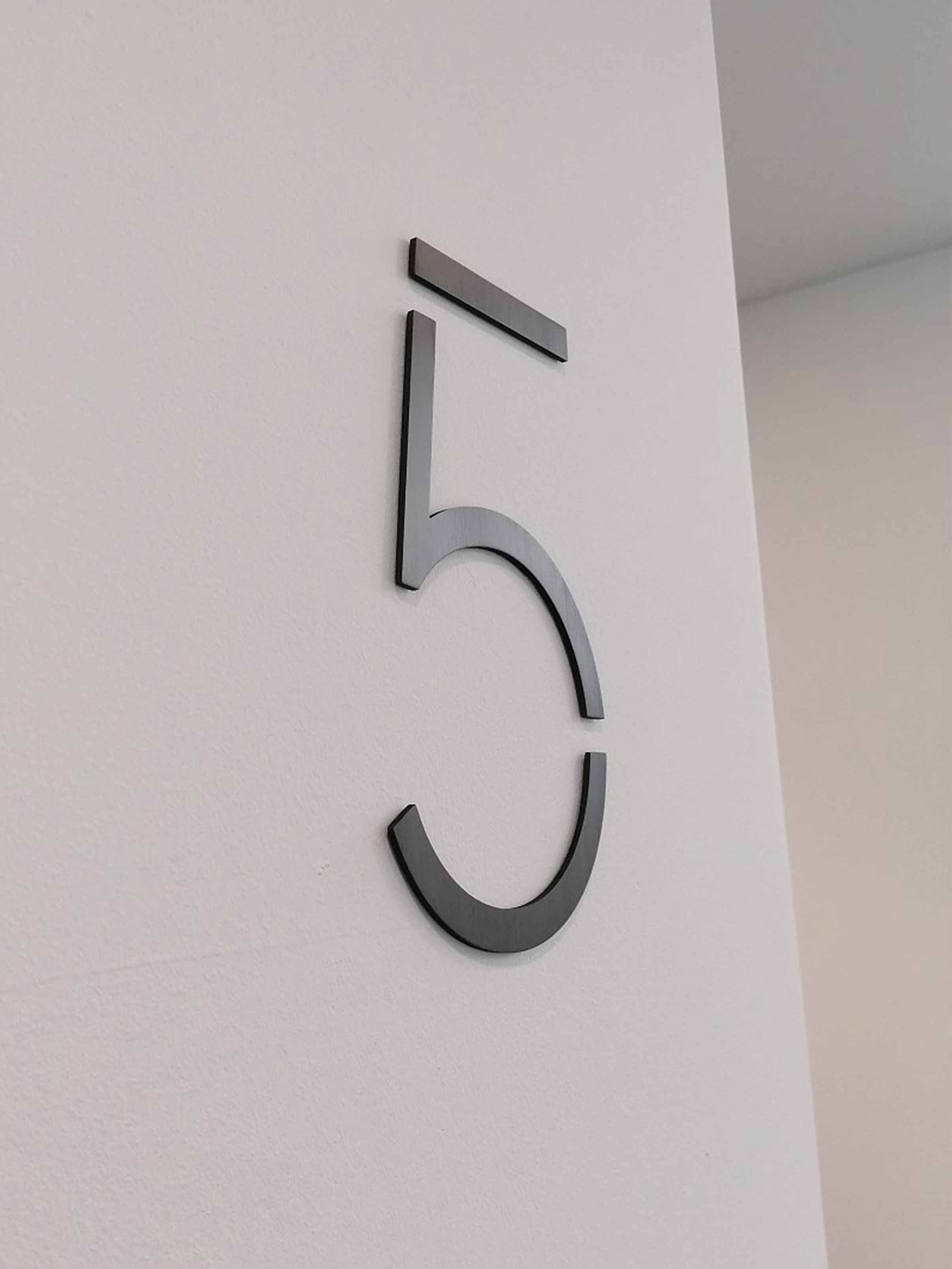 Signaletik Zurich Campus Stockwerkzahl aus Aluminium eloxiert